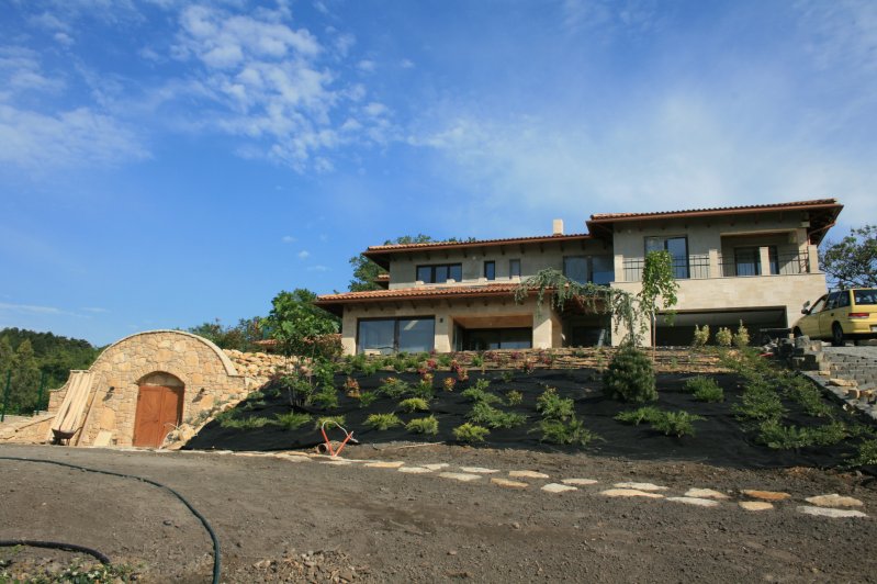 mediterrán családi ház borospincével, totál kép